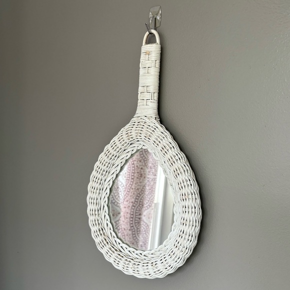 Vintage 1970s Hand Held White Wicker Vanity Mirror 14” Tear Drop Victorian Style - Picture 6 of 11
